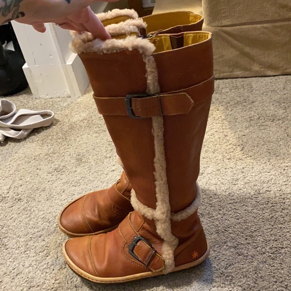 Beautiful Leather Boots - Picture 3 of 6